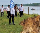 Bupati Pelalawan Tinjau Lokasi Abrasi Sungai Kampar di Desa Kuala Terusan
