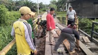 Perkuat Kemanunggalan TNI, Satgas TMMD ke-129 Kodim 0313/KPR dan Warga Goro Perbaiki Jembatan