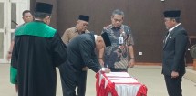 Bupati Pelalawan H Zukri Tegaskan Profesionalisme Saat Lantik Dirut Perumda Tuah Sekata