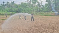 Inovasi Satgas TMMD Ke-129, Armada Damkar TNI AD Dikerahkan Siram Lahan Jagung Ketahanan Pangan