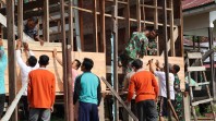 Wujud Kemanunggalan : Satgas TMMD Ke-129 dan Warga Bahu-Membahu Bedah Rumah Ibu Timah