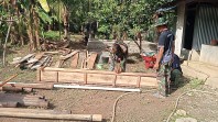 Rakit Mal Tiang Konstruksi MCK, Satgas TMMD Ke-129 Kodim 0102/Pidie Pacu Progres Pembangunan