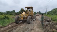 Satgas Kodim 0313/KPR Kerahkan 7 Unit Dump Truck Ratakan Batu Pecah
