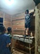 Kejar Target TMMD ke-129, Satgas Kodim 0313/KPR 'Serbu' Lembur Pengerjaan Rumah Ibu Timah Pada Malam Hari