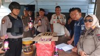 Tim Gabungan Satpol PP dan Polres Pelalawan Gelar Razia Lapou Tuak, Puluhan Botol Miras Diamankan