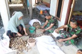 Di Tengah Pengerjaan TMMD, Satgas Kodim 0102/Pidie Luangkan Waktu Bantu Warga Kupas Pinang