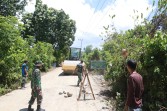 Utamakan Keselamatan Warga, Satgas TMMD ke-129 Kodim 0102/Pidie Pasang Portal dan Rambu di Lokasi Pengerasan Jalan