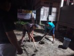 Semangat Gotong Royong Menerobos Malam, Pembangunan MCK Dusun 1 Terus Dipacu
