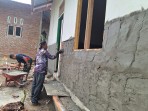 Pantang Menyerah! Satgas TMMD Ke-129 Kodim 0102/Pidie Kebut Plester Dinding RTLH Demi Hunian Layak bagi Warga