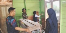Satgas TMMD ke-129 Kodim 0313/KPR Bersama Mahasiswa UNRI Poles Rumah Ded