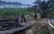 Tembus Arus Sungai Sejauh 15 km,Satgas TMMD Ke-129 Kodim 0313/KPR , Langsir Material ke Pangkalan Terap