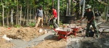 Gotong Royong Satgas TMMD dan Warga Percepat Pengecoran Pondasi 5 Titik MCK