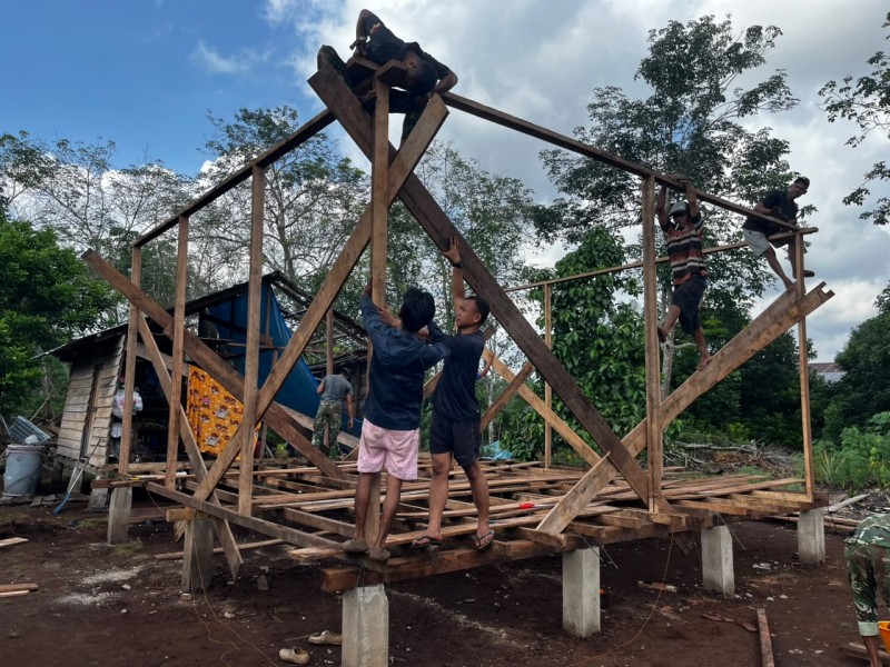 Satgas TMMD Ke-129 Kodim 0313/KPR Geber Pembangunan Rumah Diasan di Parit Baru