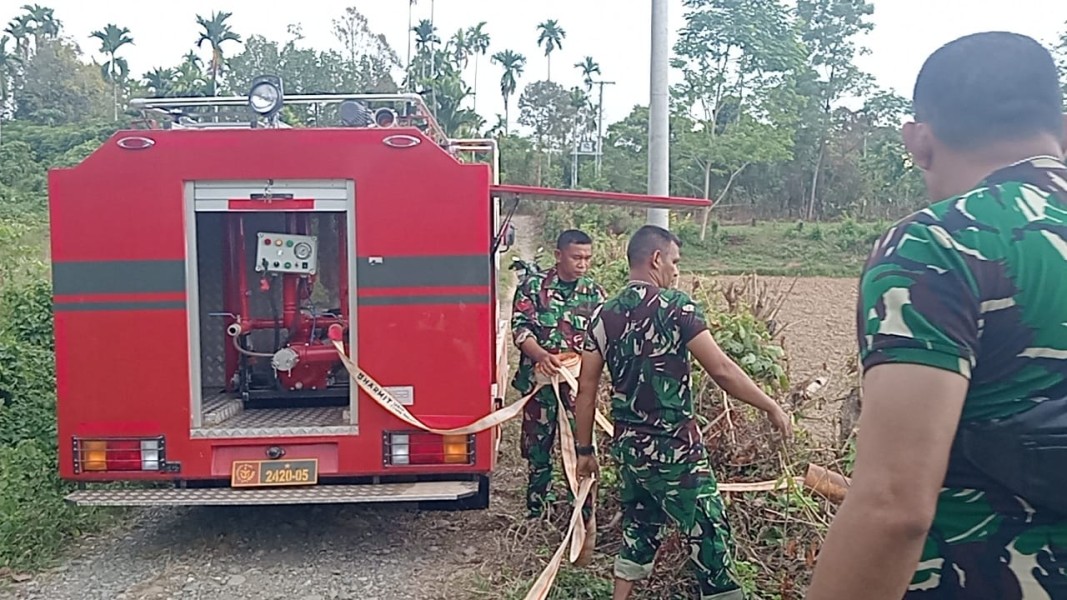 Tak Sekadar Menanam, Satgas TMMD ke-129 Kodim 0102/Pidie Rawat Harapan Petani di Tengah Teriknya Cuaca