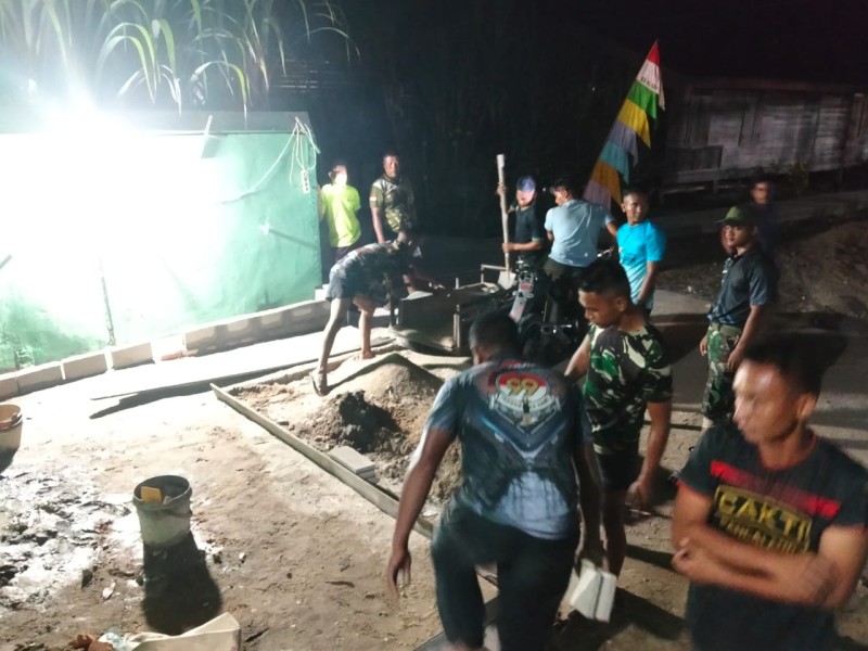 Tak Kenal Lelah Kejar Target, Satgas TMMD ke-129 Kodim 0313/KPR Lembur Malam Rehab MCK Masjid Nurul Ikhsan