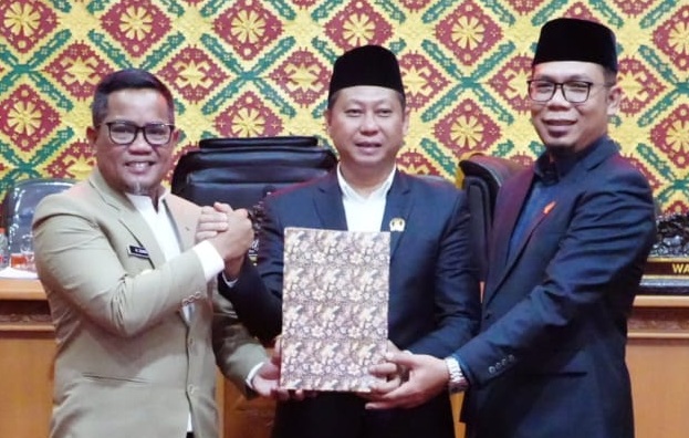 Hadir di Paripurna DPRD, Bupati Pelalawan Serahkan Ranperda Pertanggungjawaban  APBD 2024