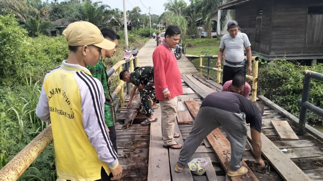 Perkuat Kemanunggalan TNI, Satgas TMMD ke-129 Kodim 0313/KPR dan Warga Goro Perbaiki Jembatan