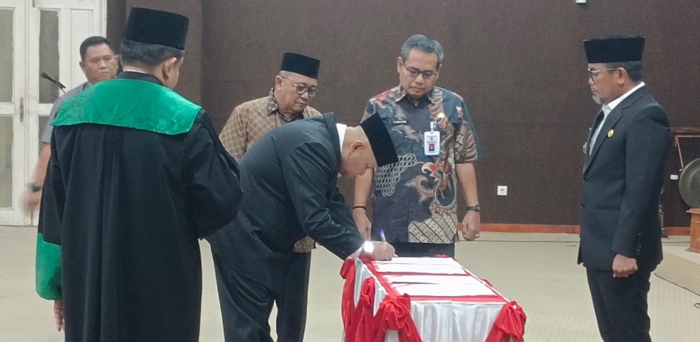 Bupati Pelalawan H Zukri Tegaskan Profesionalisme Saat Lantik Dirut Perumda Tuah Sekata