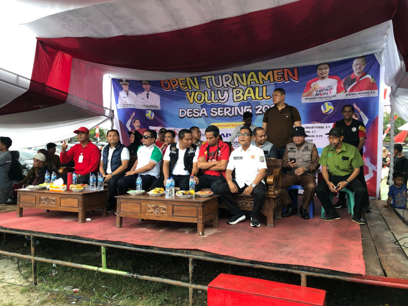 Tutup  Open Turnament Voli Desa Sering, Bupati Zukri sebut dengan mencintai olah raga hidup akan semakin sehat