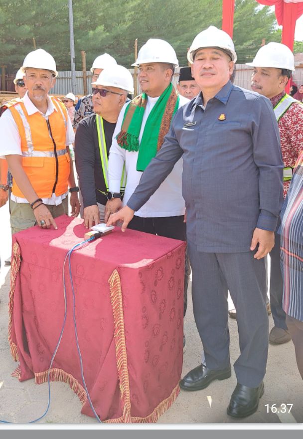 H. Zukri Tekan Tombol serinai Tanda  Pembangunan Gedung Perpustakaan Daerah.