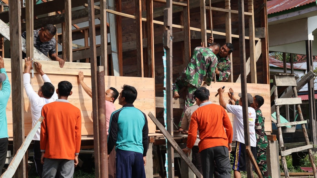 Wujud Kemanunggalan : Satgas TMMD Ke-129 dan Warga Bahu-Membahu Bedah Rumah Ibu Timah