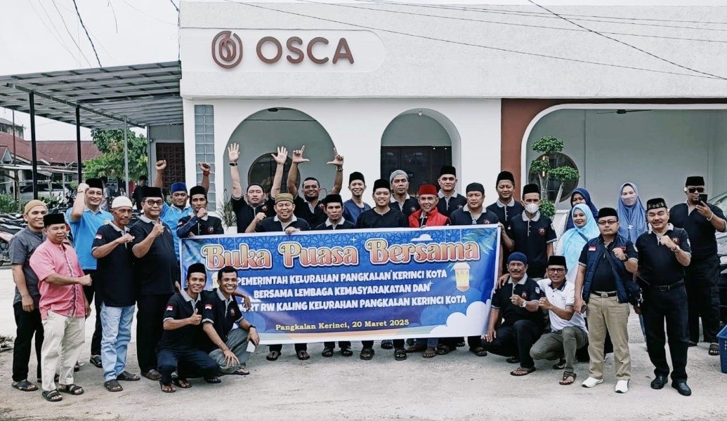 Mempererat tali silaturahmi Di Bulan Yang penuh Berkah Forum RT RW Kaling  Kerinci Kota Melaksanakan Buka Bersama Dan Bagi- Bagi Takzil Gratis Kepada Masyarakat Pengguna Jalan.