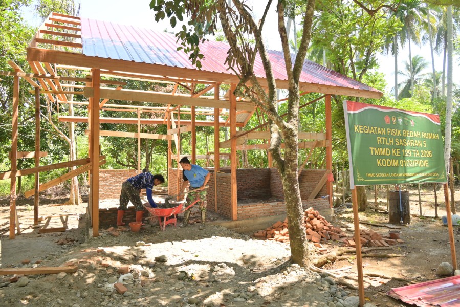 Progres Pesat, Rehab Rumah Rabunmah Amin di TMMD Ke-129 Kini Masuk Tahap Pembangunan Dinding