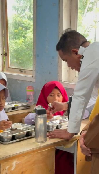 Bupati Zukri Tinjau Langsung Peluncuran Hari Pertama Program Makan Bergizi Gratis Di SDN 005 Desa Makmur