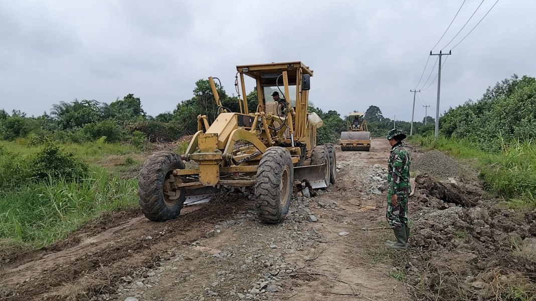 Satgas Kodim 0313/KPR Kerahkan 7 Unit Dump Truck Ratakan Batu Pecah