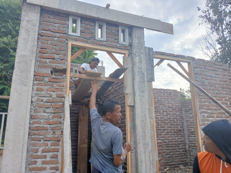 Upgrade MCK TMMD Ke-129 Capai 50 Persen, Pemasangan Kusen dan Plester Dinding Terus Dikebut