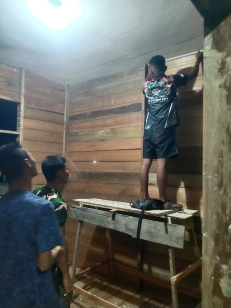 Kejar Target TMMD ke-129, Satgas Kodim 0313/KPR 'Serbu' Lembur Pengerjaan Rumah Ibu Timah Pada Malam Hari