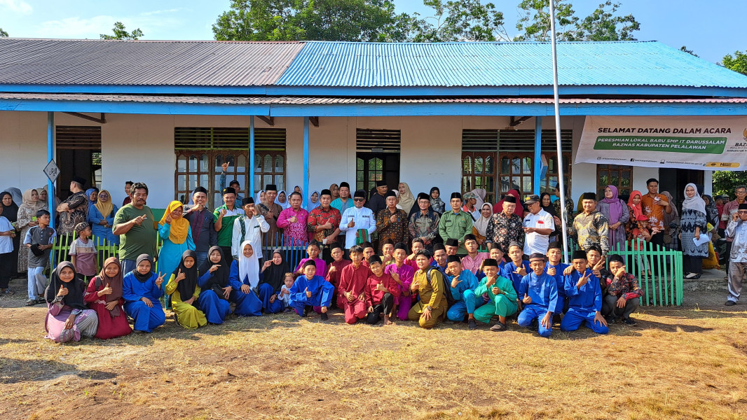 H.  Zukri Misran SE, Meresmikan Sekolah Menengah Pertama(SMP)Islam Terpadu(IT)Darussalam di Kelurahan Teluk Meranti.