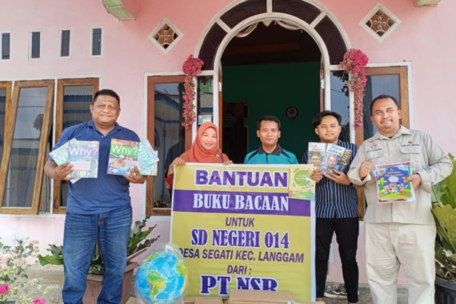Peduli Pendidikan, NSR Salurkan Bantuan Buku ke Sekolah di Segati