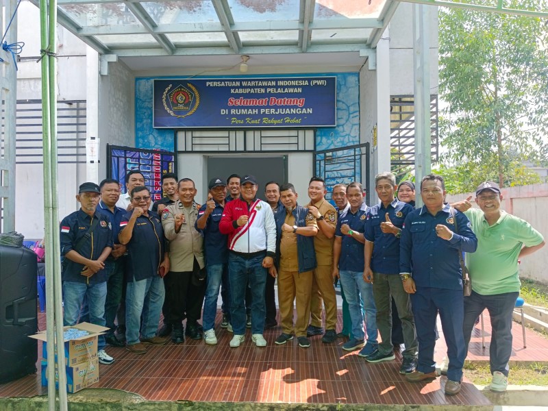 Peringati Hari Lingkungan Hidup 2026, Senator Senator Abdul Hamid dan PWI Pelalawan Tanam Pohon Buah di Kantor PWI