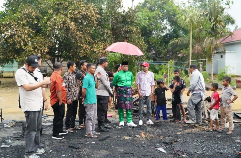 Bupati Pelalawan Tinjau Lokasi Kebakaran Pasar Kuala Semundem Dan Salurkan Bantuan