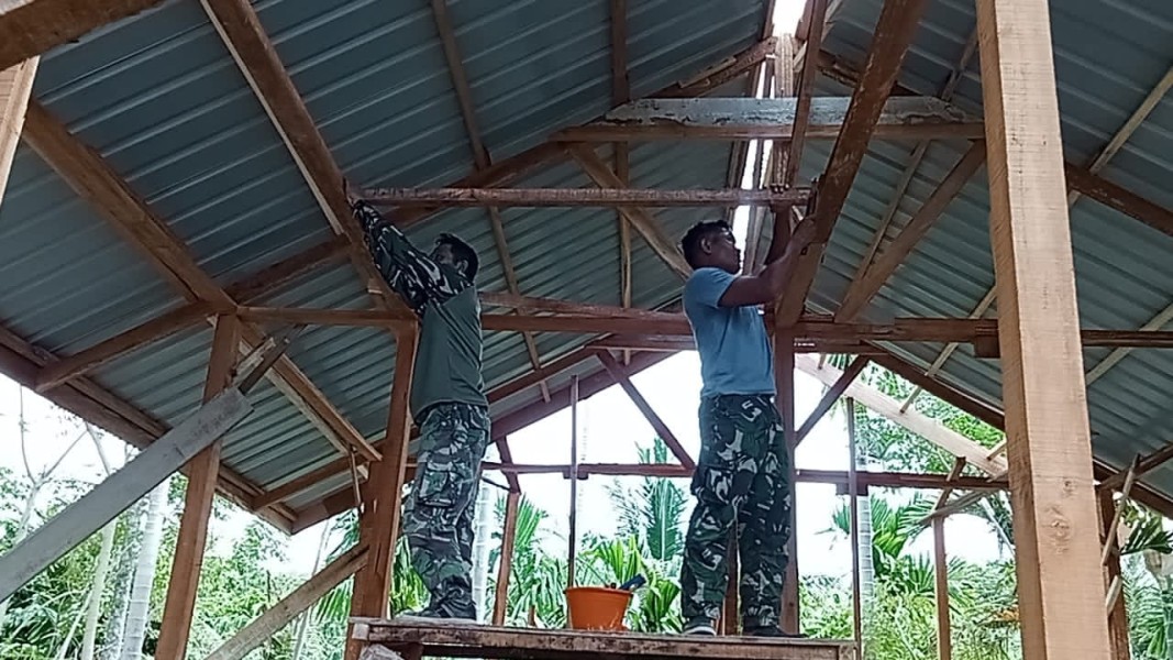TMMD Ke-129 Kodim 0102/Pidie Kebut Pembangunan RTLH, Atap Rumah Ibu Mulya Tuntas Terpasang