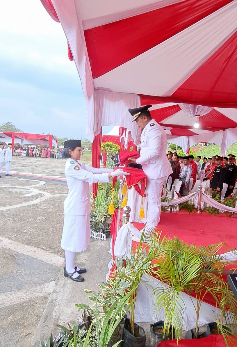 Upacara Penurunan Bendera Merah Putih dalam rangka HUT RI Ke-79 Tingkat Kabupaten Pelalawan Berlangsung Khidmat