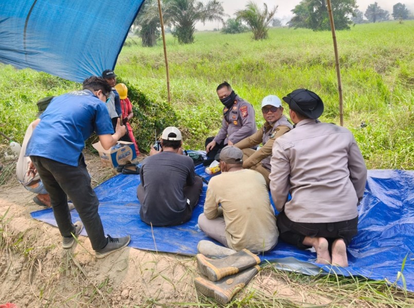 Karhutla Kepung Lahan Gambut Rantau Baru, Bupati Zukri Turun ke Titik Api