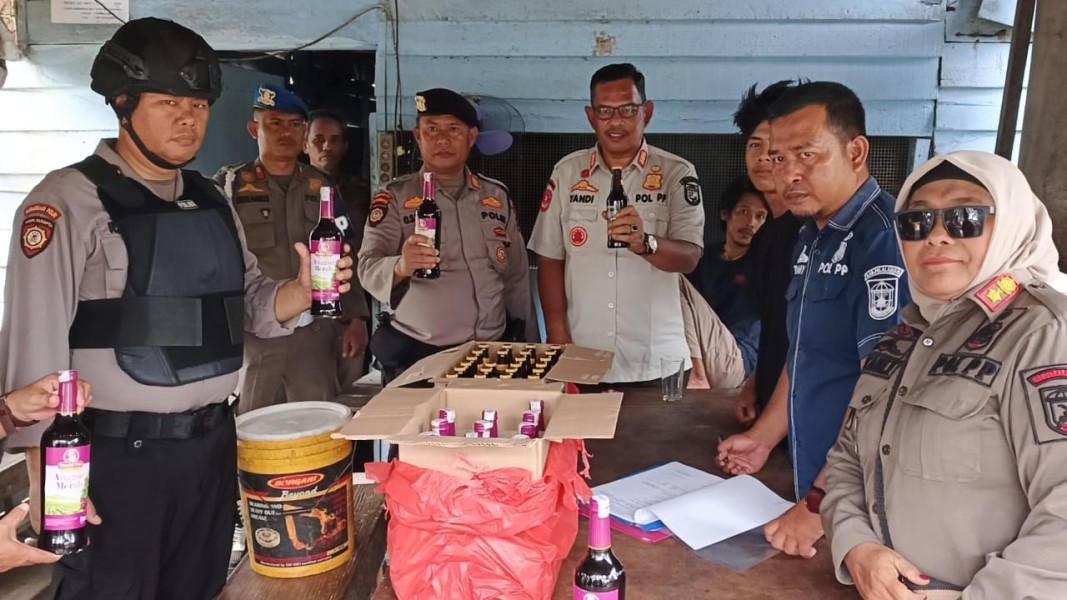 Tim Gabungan Satpol PP dan Polres Pelalawan Gelar Razia Lapou Tuak, Puluhan Botol Miras Diamankan