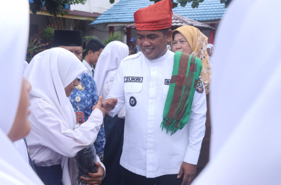 Bupati Pelalawan Serahkan Secara Simbolis Bantuan Perlengkapan Sekolah Bagi Anak Yatim