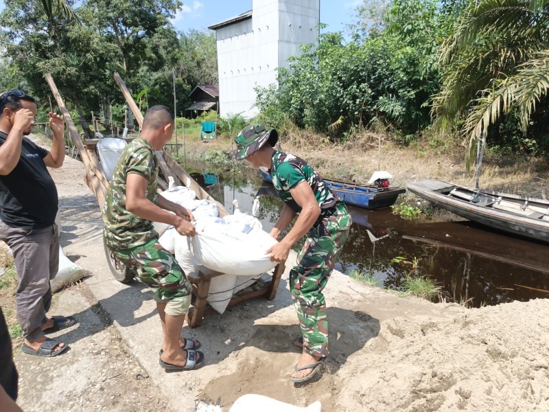 Langsir Material Sejauh 1,5 Km,  Semangat Satgas TMMD ke 129 Kodim 0313/KPR Bangun Rumah Diasan