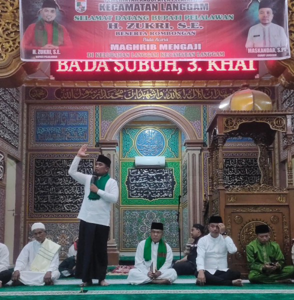Lewat Program Magrib Mengaji, Bupati Zukri Bersafari Dakwah ke Langgam