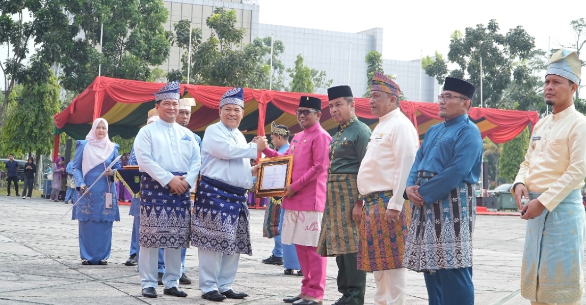 Bupati Pelalawan terima penghargaan, pada peringatan HUT Propinsi Riau ke-69