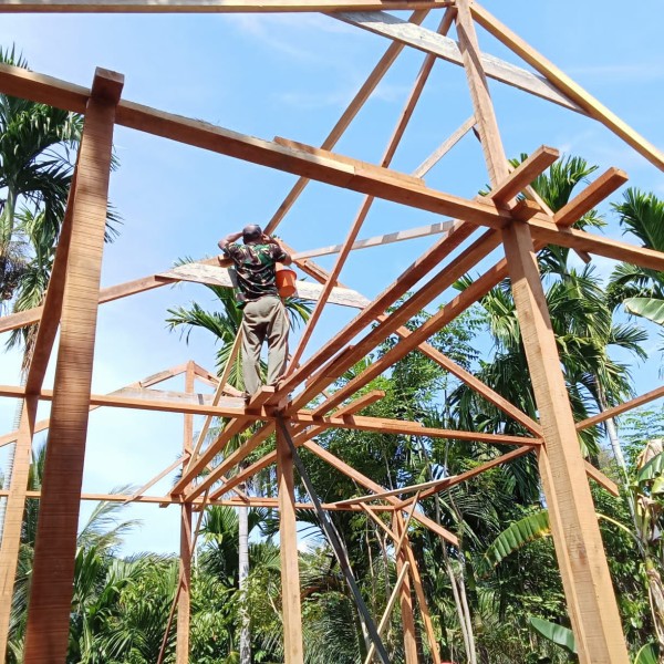 Progres RTLH Capai Tahap Penting, Kerangka Rumah Umar Amin Berdiri Kokoh Berkat TMMD ke-129