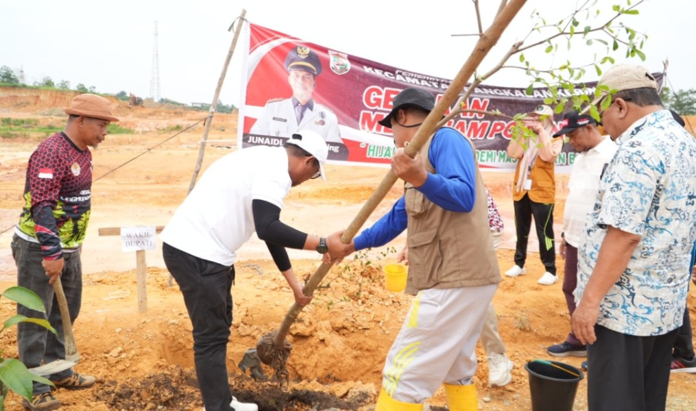 Hadir diacara Gerakan Menanam Pohon di TPU KM 55, Bupati Ajak Masyarakat Cintai Bumi