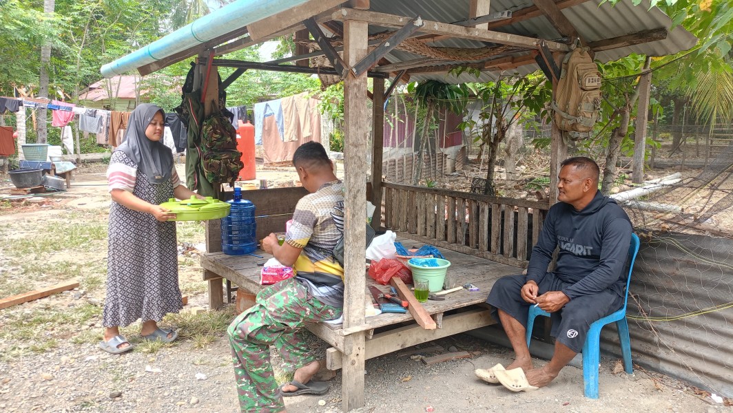 Suguhan Sederhana, Semangat Luar Biasa: Cara Warga Lhok Panah Menguatkan Satgas TMMD