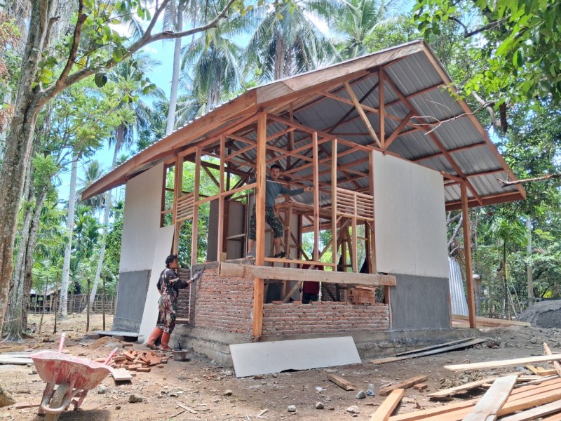 Satgas TMMD ke-129 Kodim 0102/Pidie Kebut Rehab Rumah Ibu Rabunmah Amin, Capai 45 Persen