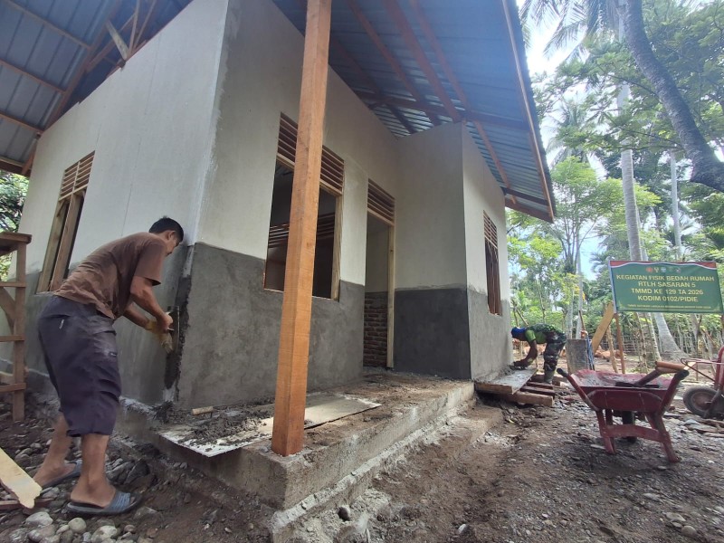 Bangga Menjadi Bagian Satgas TMMD, Sertu Ramadhan Curahkan Pengabdian Membangun Rumah Layak Huni untuk Warga