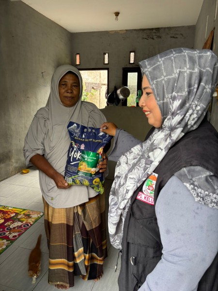 Meski Diguyur Hujan, Pendamping Siaga Salurkan Zakat Fitrah Baznas Pelalawan ke Mustahik di Pangkalan Kerinci