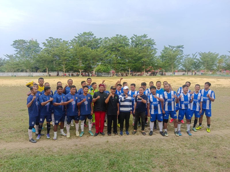 Didampingi Ketua JMSI, Anggota DPRD Pelalawan Buka Turnamen Sepak Bola Antar RW Karang Taruna Cup II Desa Makmur